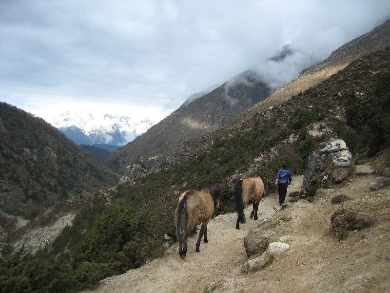 ../trek_apres_Baruntse120.jpg